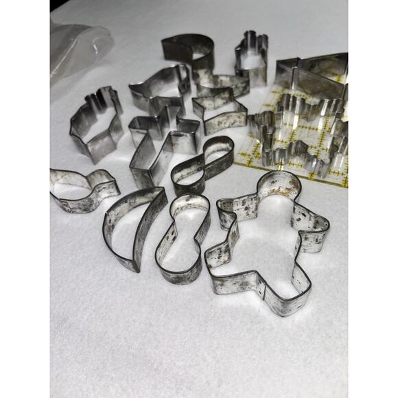 Lot of 14 Metal Cookie Cutters Various Shapes And Seasonal Designs - Picture 6 of 7